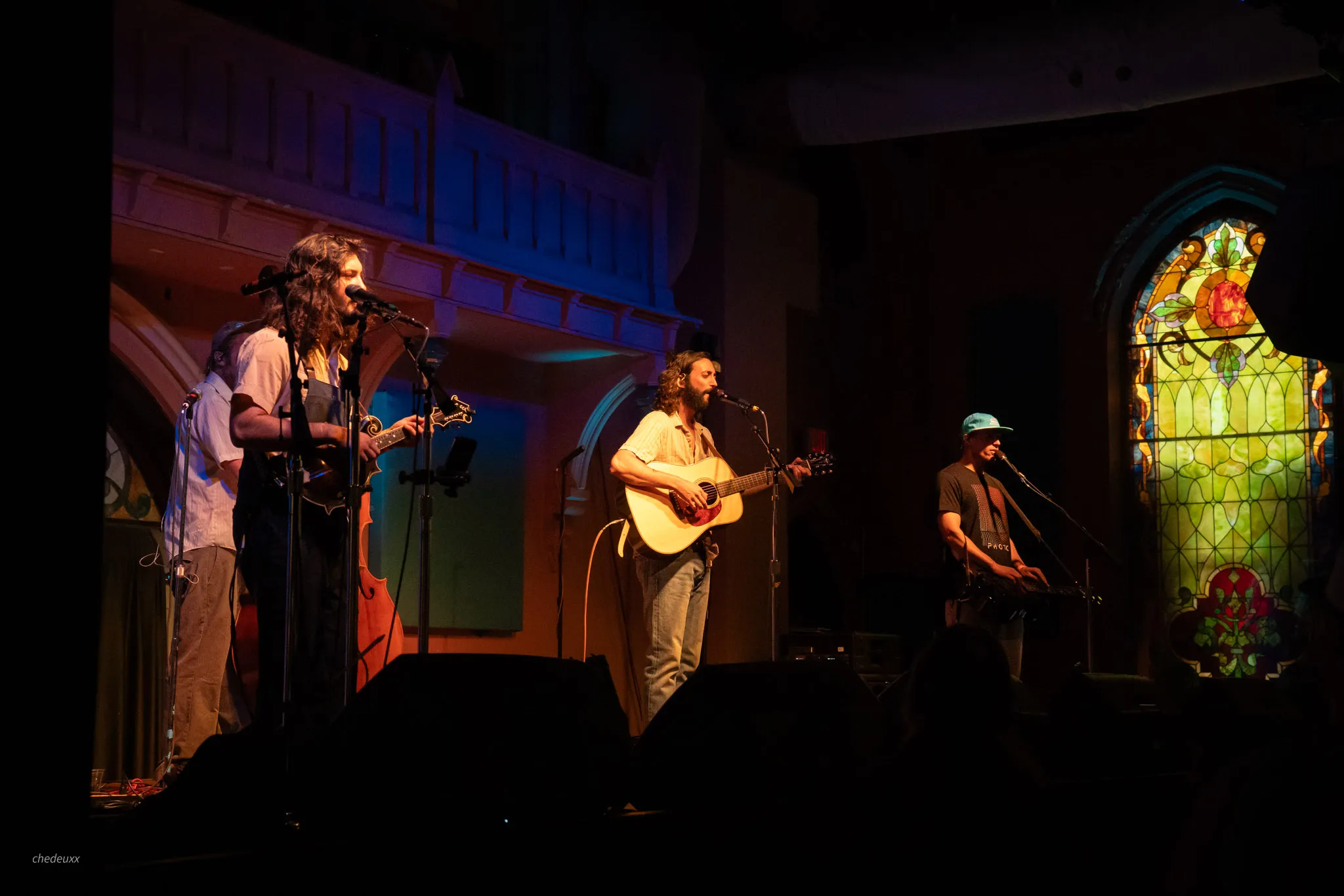 A band performing live in Cincinnati, photo by Darrian Chen